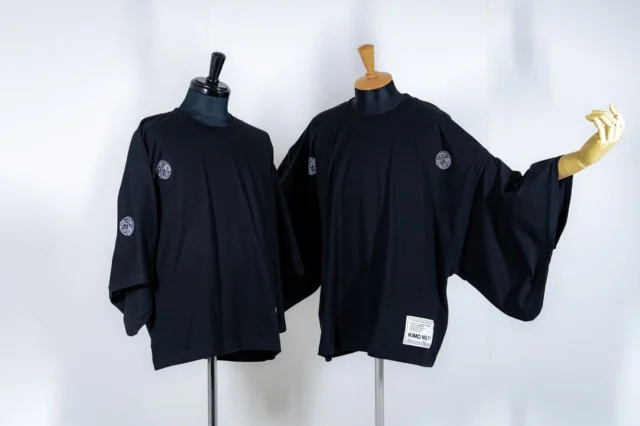 【善オリジナル着物Tシャツ】  ZEN X SANGOU X KIMO NO T®︎  オリジナル
五つ紋着物Tシャツ  ご好評いただいております
こちらのTシャツ
リクエストにお応えして
通信販売を開始いたします！  紋は善オリジナルの龍と鳳凰
細部までこだわった逸品です  【カラー】
黒
白  【素材】
綿100%  【サイズ】
《大/XL》 着丈:78/肩幅:72/身幅:72/袖丈:37
《小/M》着丈:72/肩幅:67/身幅:67/袖丈:34  お問い合わせはコメント、もしくはDMまでお願いいたします  #着物ギャラリーアトリエ善 
#kimonot 
#sangou 
#着物Tシャツ